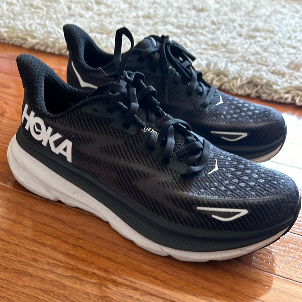 HOKA Women Clifton 9 size 7.5B